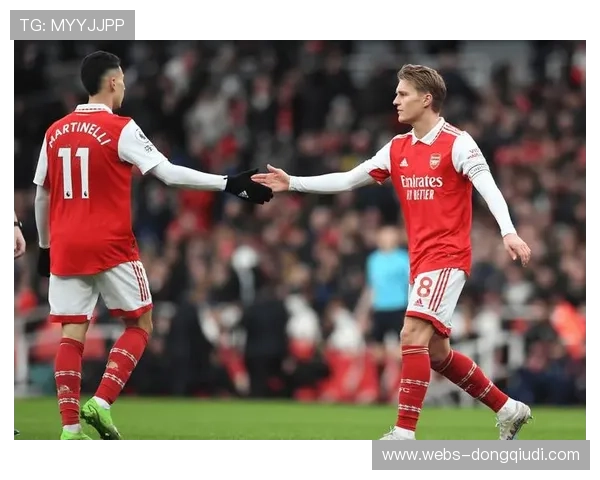 阿森纳与纽卡斯尔联激战中特罗萨德射门击中立柱错失破门良机